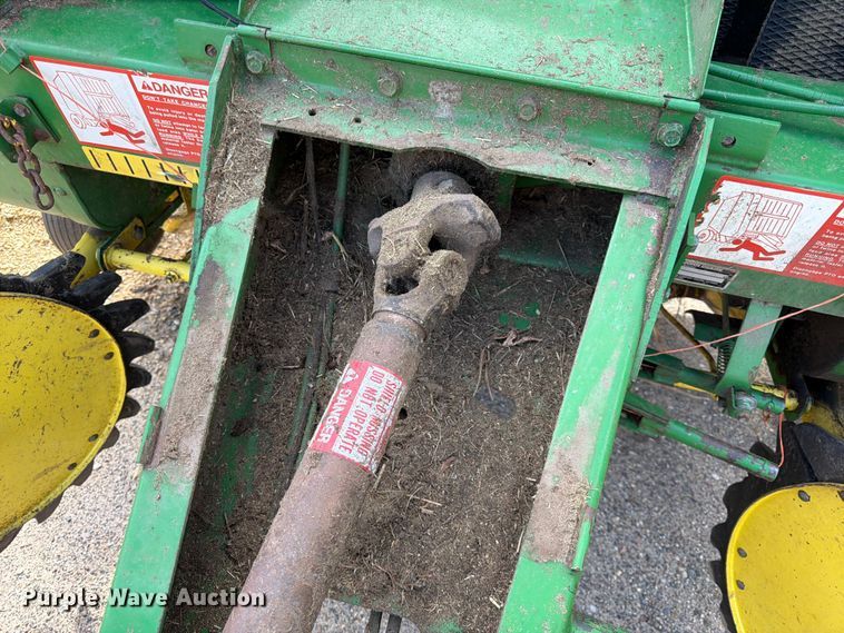 image for item DQ7904 John Deere 335 round baler