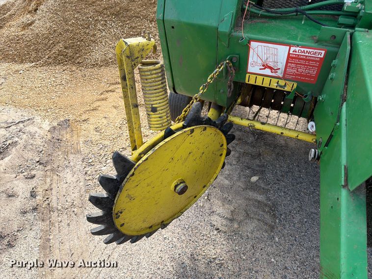 image for item DQ7904 John Deere 335 round baler