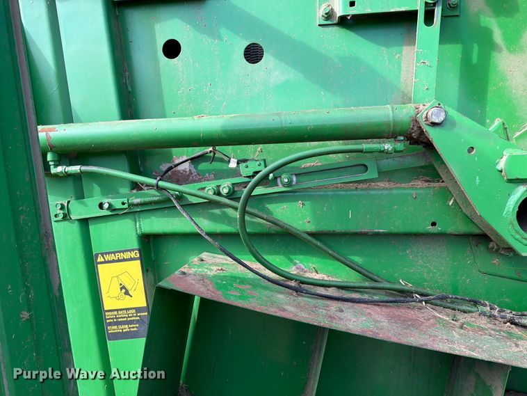 image for item DQ7904 John Deere 335 round baler