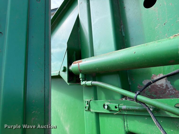 image for item DQ7904 John Deere 335 round baler