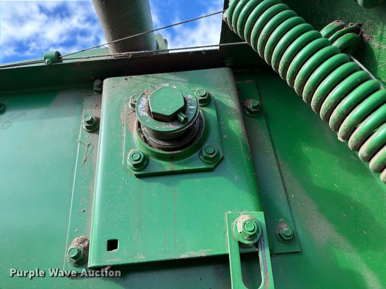 image for item DQ7904 John Deere 335 round baler
