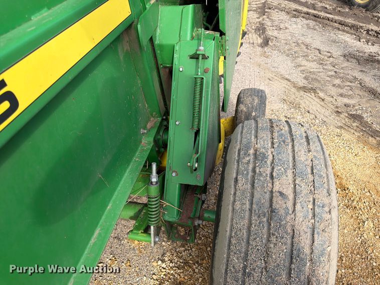 image for item DQ7904 John Deere 335 round baler
