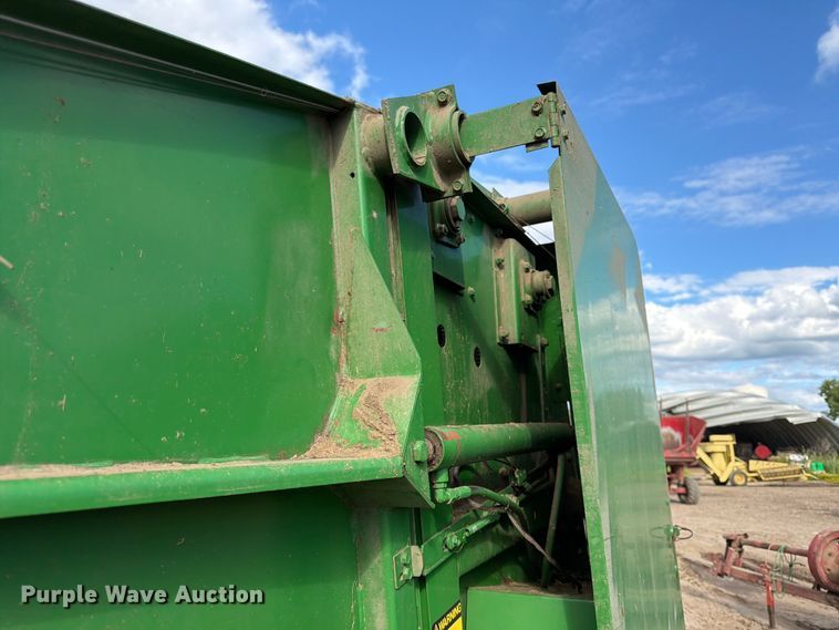 image for item DQ7904 John Deere 335 round baler