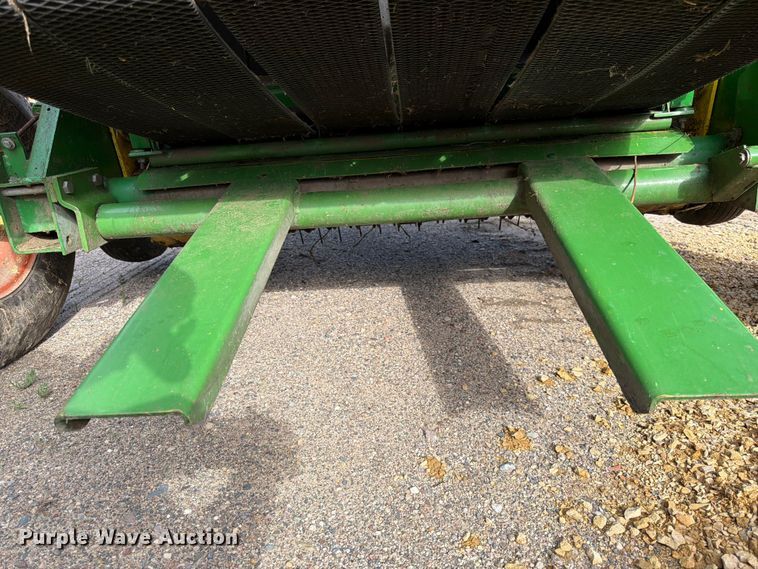 image for item DQ7904 John Deere 335 round baler