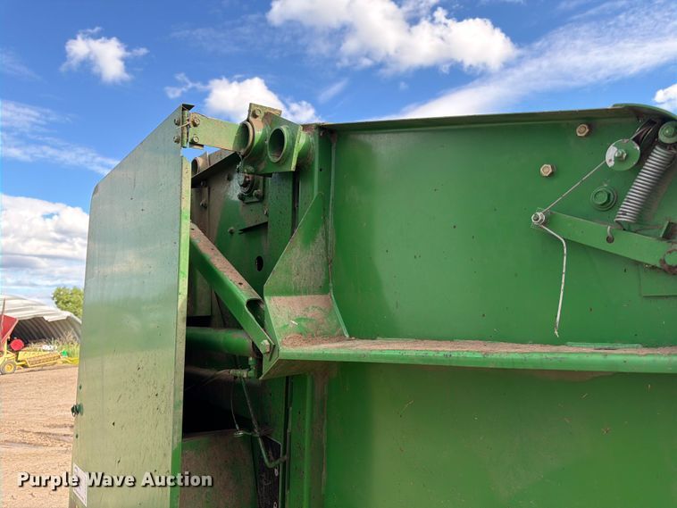 image for item DQ7904 John Deere 335 round baler