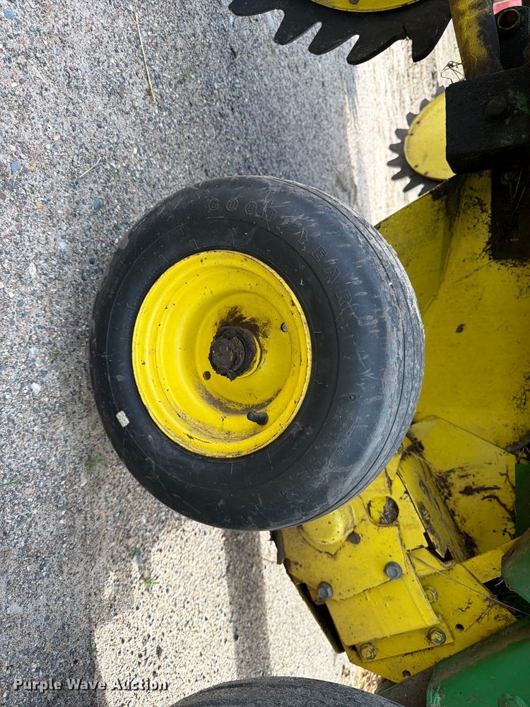image for item DQ7904 John Deere 335 round baler