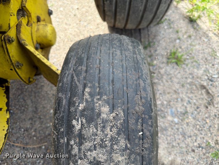 image for item DQ7904 John Deere 335 round baler