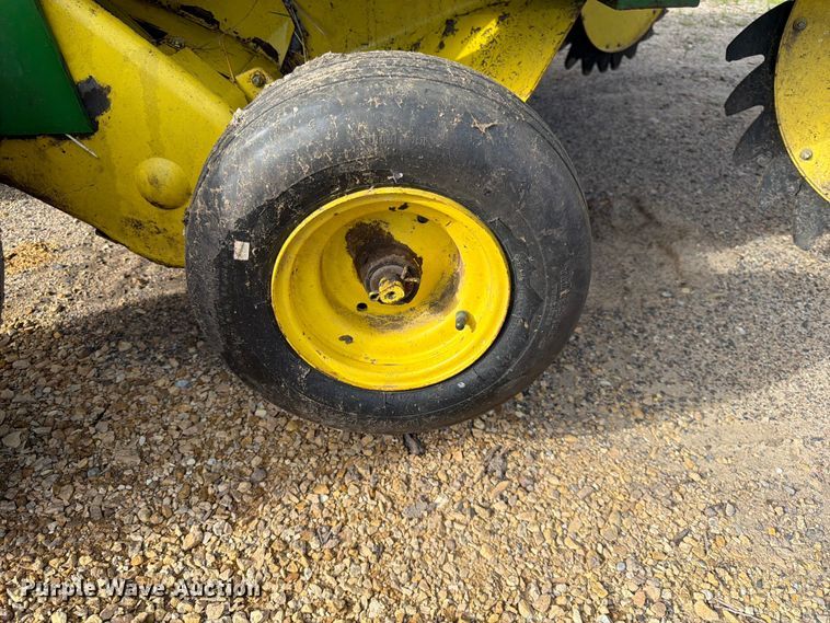 image for item DQ7904 John Deere 335 round baler
