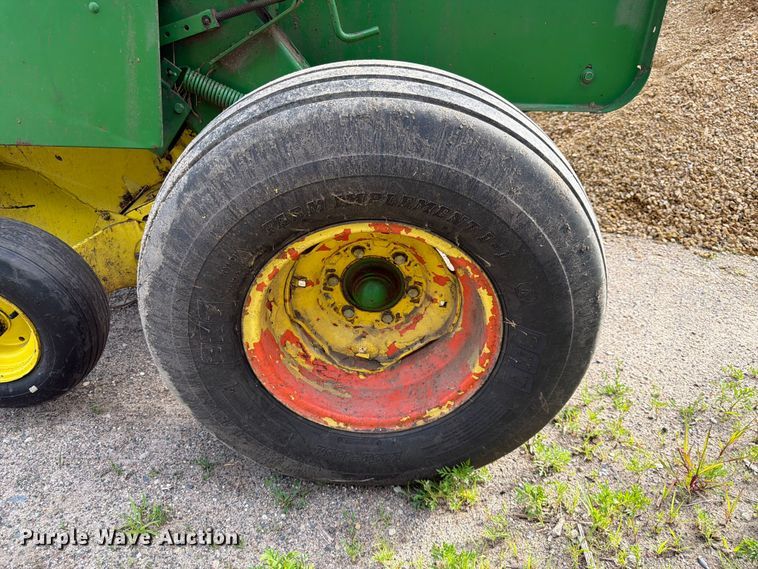 image for item DQ7904 John Deere 335 round baler