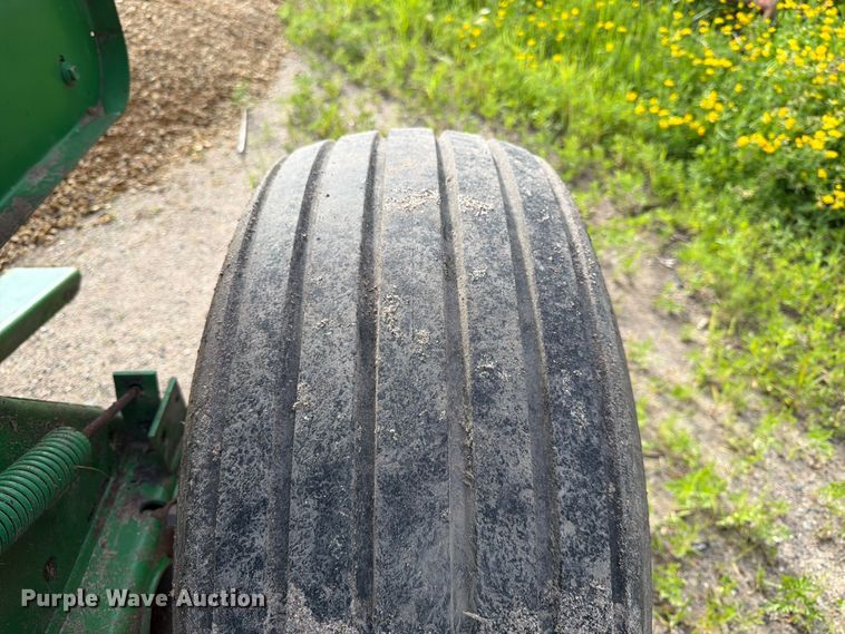 image for item DQ7904 John Deere 335 round baler