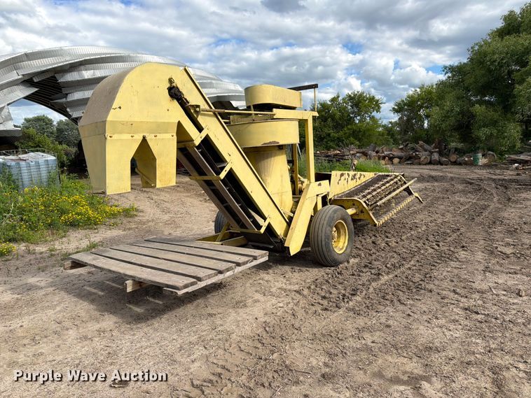 image for item DQ7908 Oxbo BH100 bean harvester