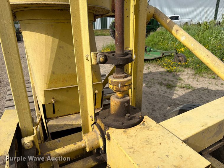 image for item DQ7908 Oxbo BH100 bean harvester