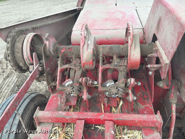 image for item DQ7911 New Holland 273 small square baler