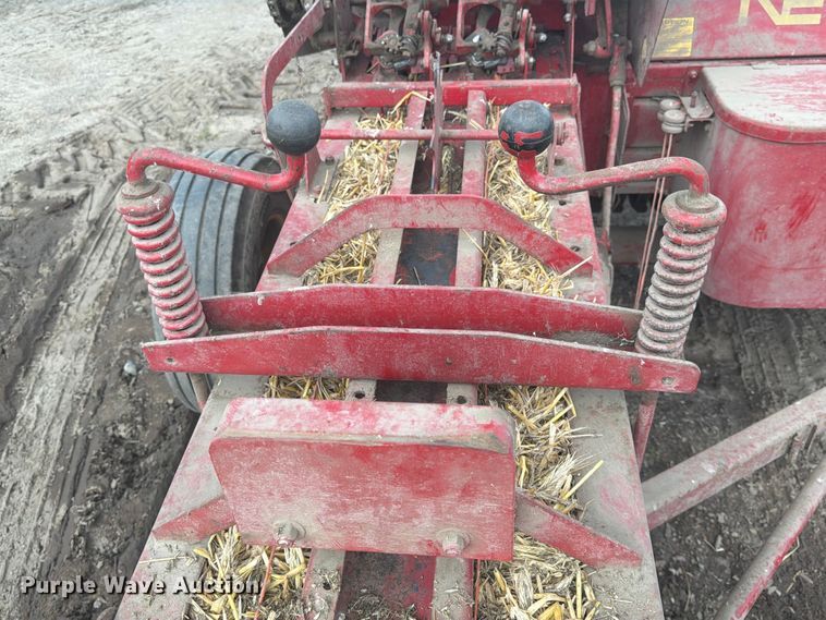 image for item DQ7911 New Holland 273 small square baler