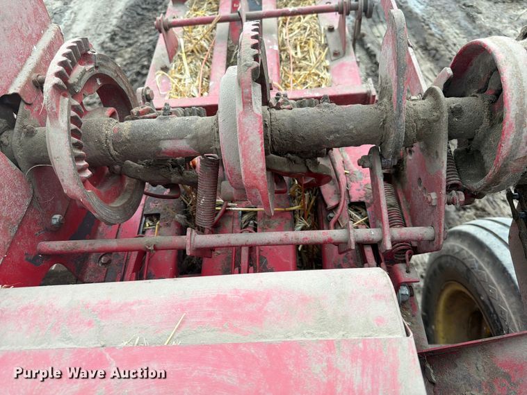 image for item DQ7911 New Holland 273 small square baler