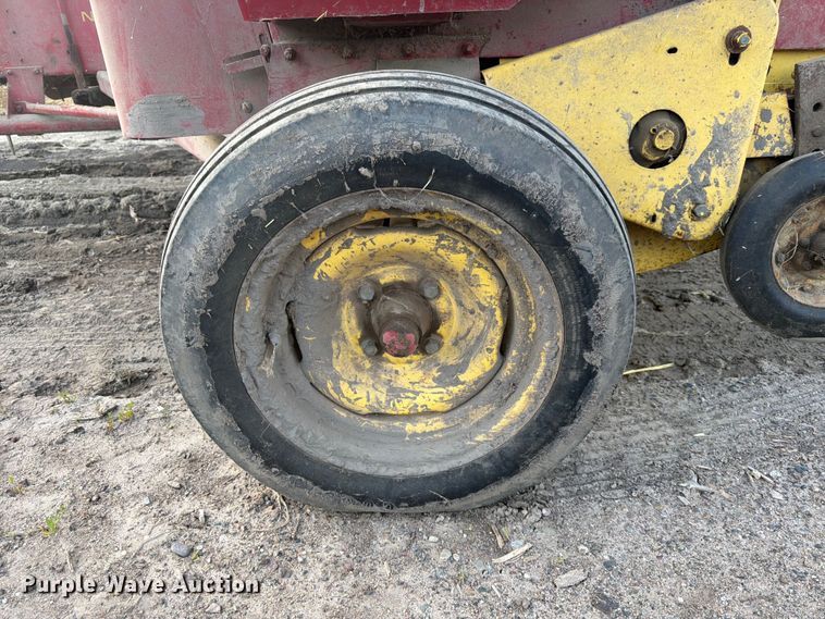image for item DQ7911 New Holland 273 small square baler