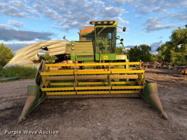 image for item DQ7915 John Deere 4400 combine