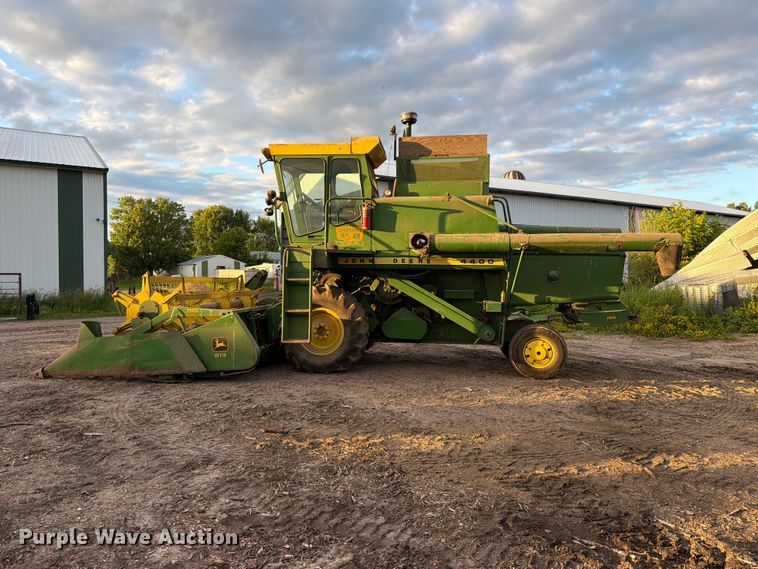 image for item DQ7915 John Deere 4400 combine