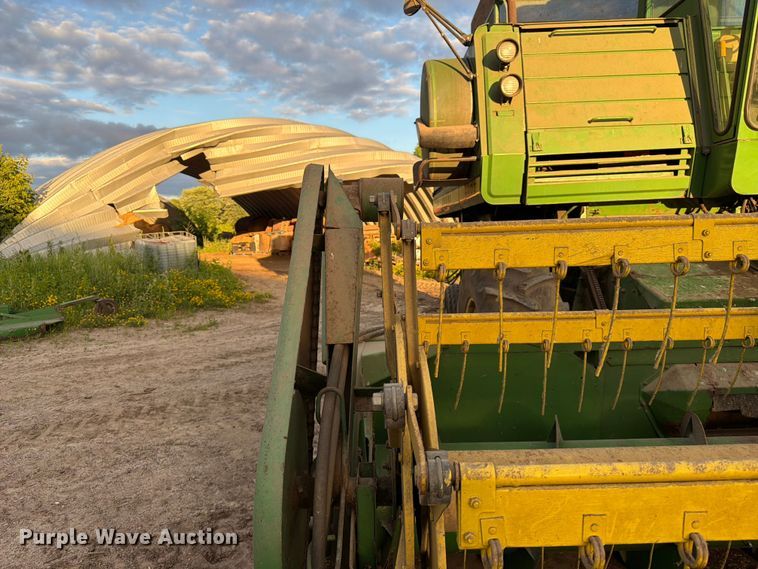 image for item DQ7915 John Deere 4400 combine