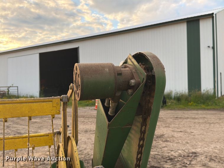 image for item DQ7915 John Deere 4400 combine