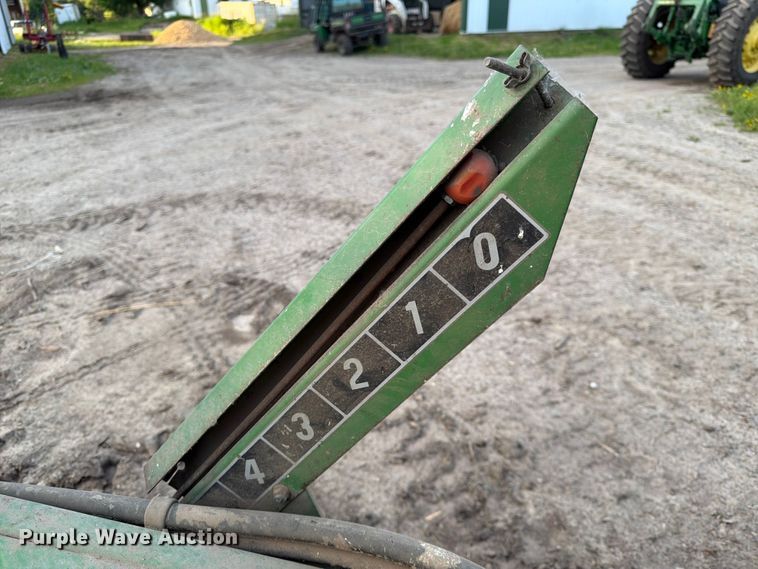 image for item DQ7915 John Deere 4400 combine