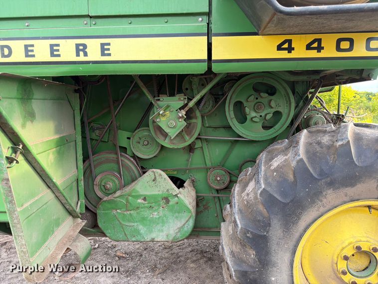 image for item DQ7915 John Deere 4400 combine