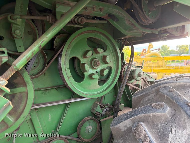 image for item DQ7915 John Deere 4400 combine