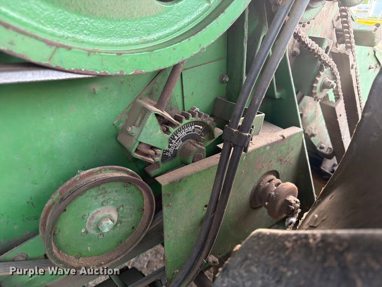 image for item DQ7915 John Deere 4400 combine