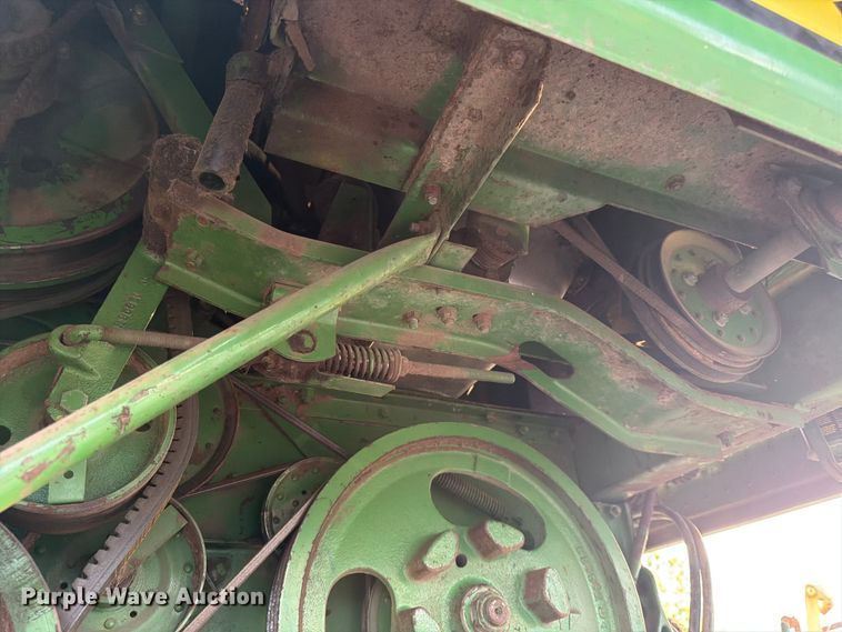image for item DQ7915 John Deere 4400 combine