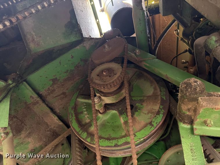 image for item DQ7915 John Deere 4400 combine