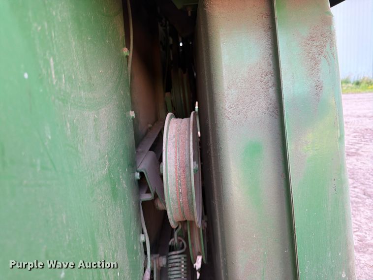 image for item DQ7915 John Deere 4400 combine