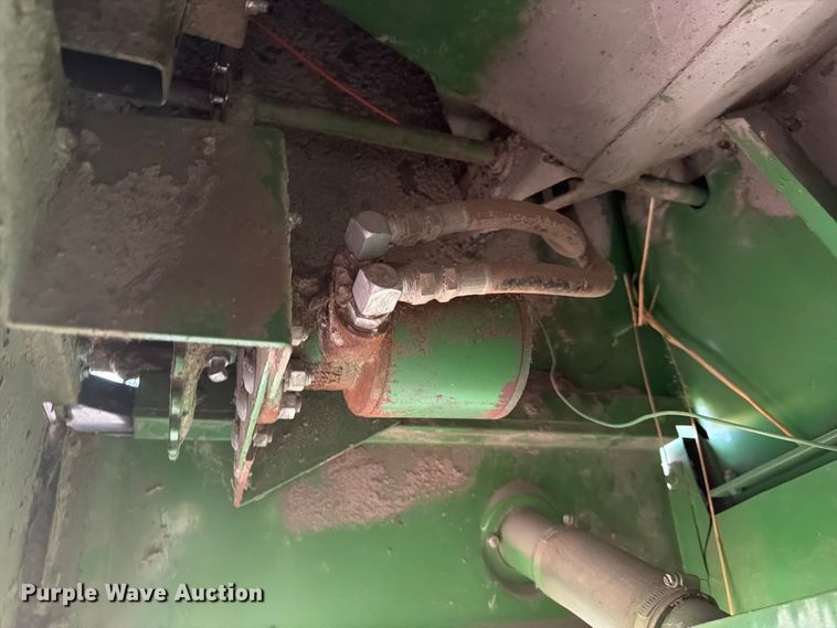 image for item DQ7915 John Deere 4400 combine
