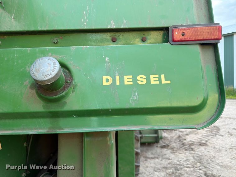 image for item DQ7915 John Deere 4400 combine