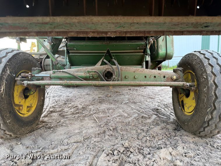 image for item DQ7915 John Deere 4400 combine