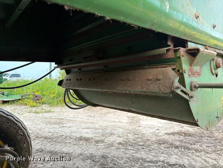 image for item DQ7915 John Deere 4400 combine