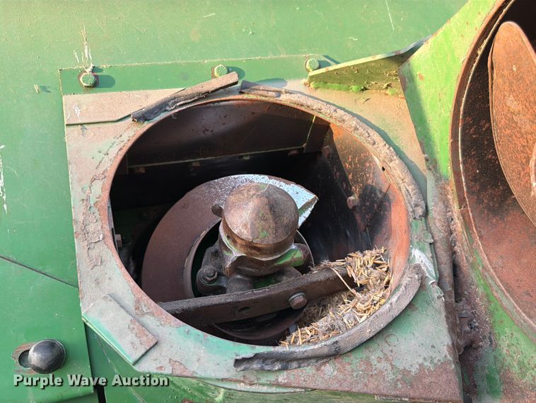 image for item DQ7915 John Deere 4400 combine