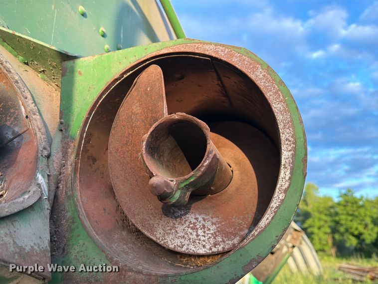 image for item DQ7915 John Deere 4400 combine