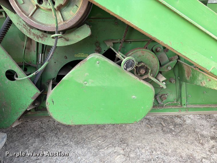image for item DQ7915 John Deere 4400 combine