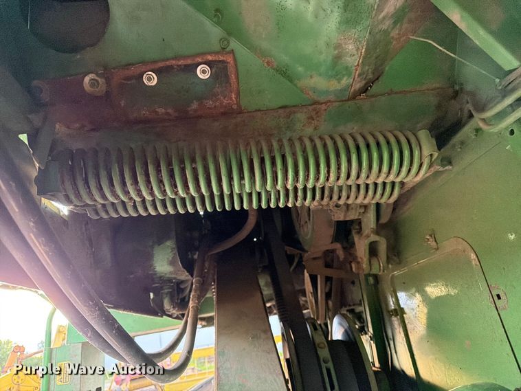image for item DQ7915 John Deere 4400 combine