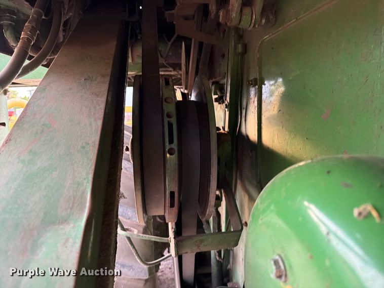 image for item DQ7915 John Deere 4400 combine