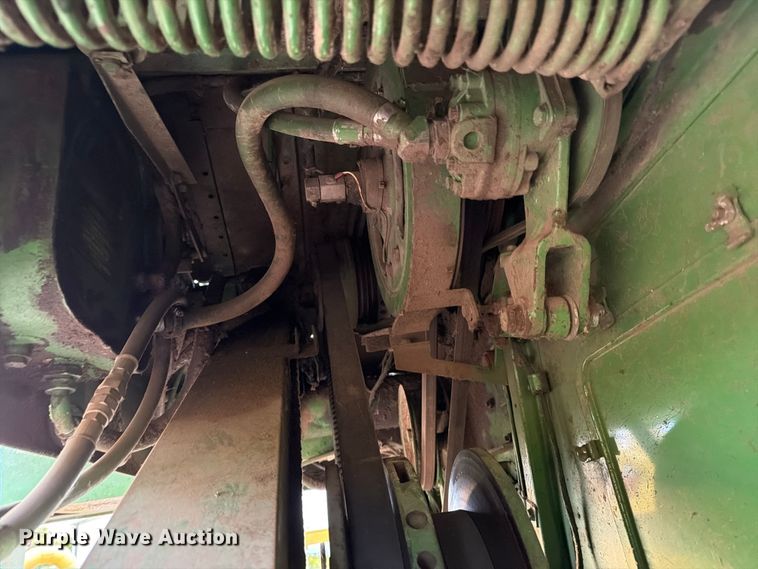 image for item DQ7915 John Deere 4400 combine
