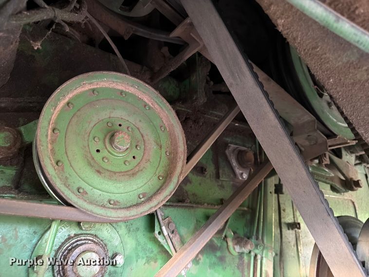 image for item DQ7915 John Deere 4400 combine