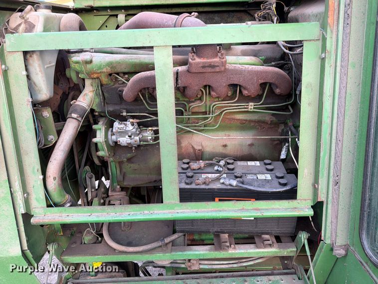 image for item DQ7915 John Deere 4400 combine