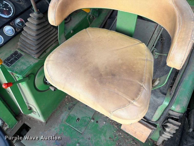 image for item DQ7915 John Deere 4400 combine