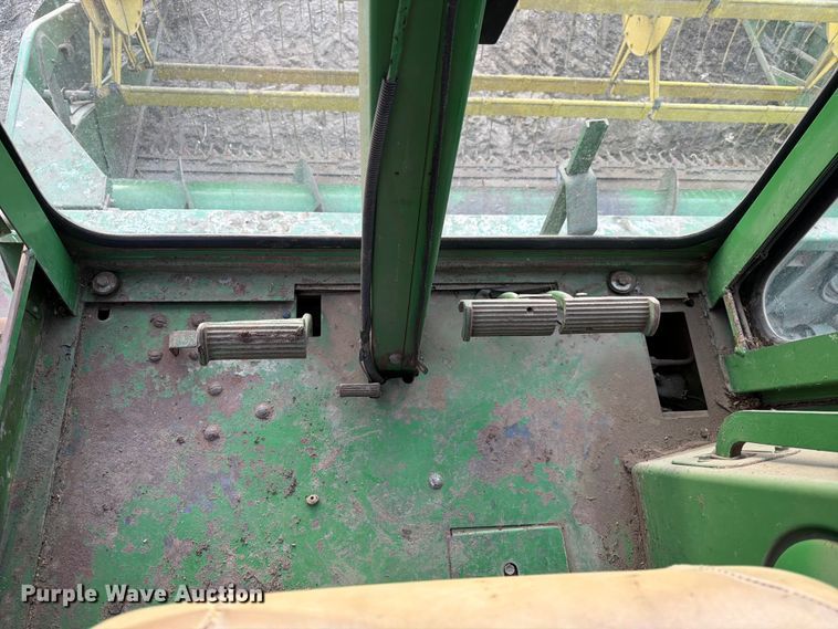 image for item DQ7915 John Deere 4400 combine