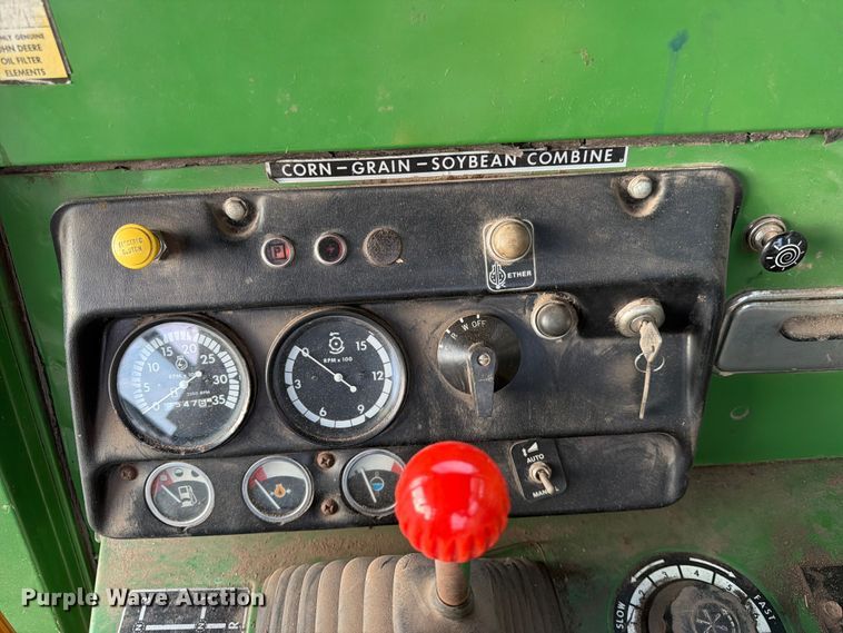 image for item DQ7915 John Deere 4400 combine