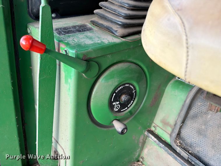 image for item DQ7915 John Deere 4400 combine