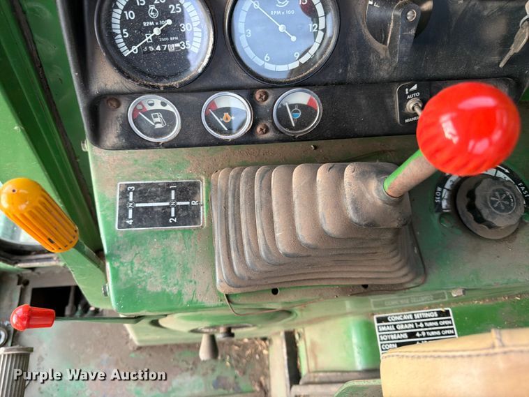 image for item DQ7915 John Deere 4400 combine