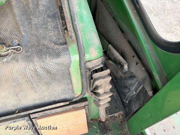 image for item DQ7915 John Deere 4400 combine
