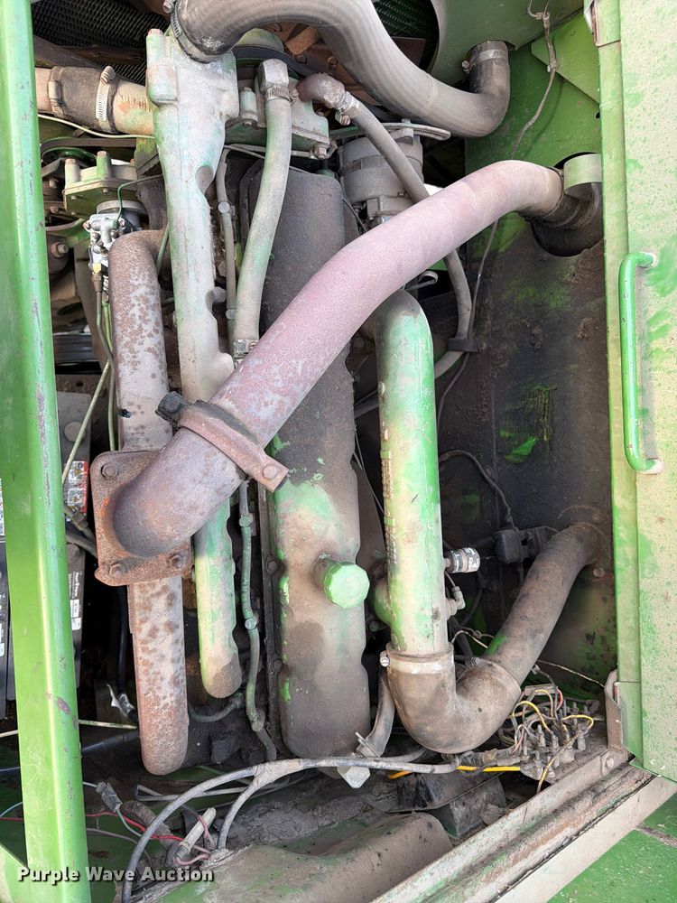 image for item DQ7915 John Deere 4400 combine